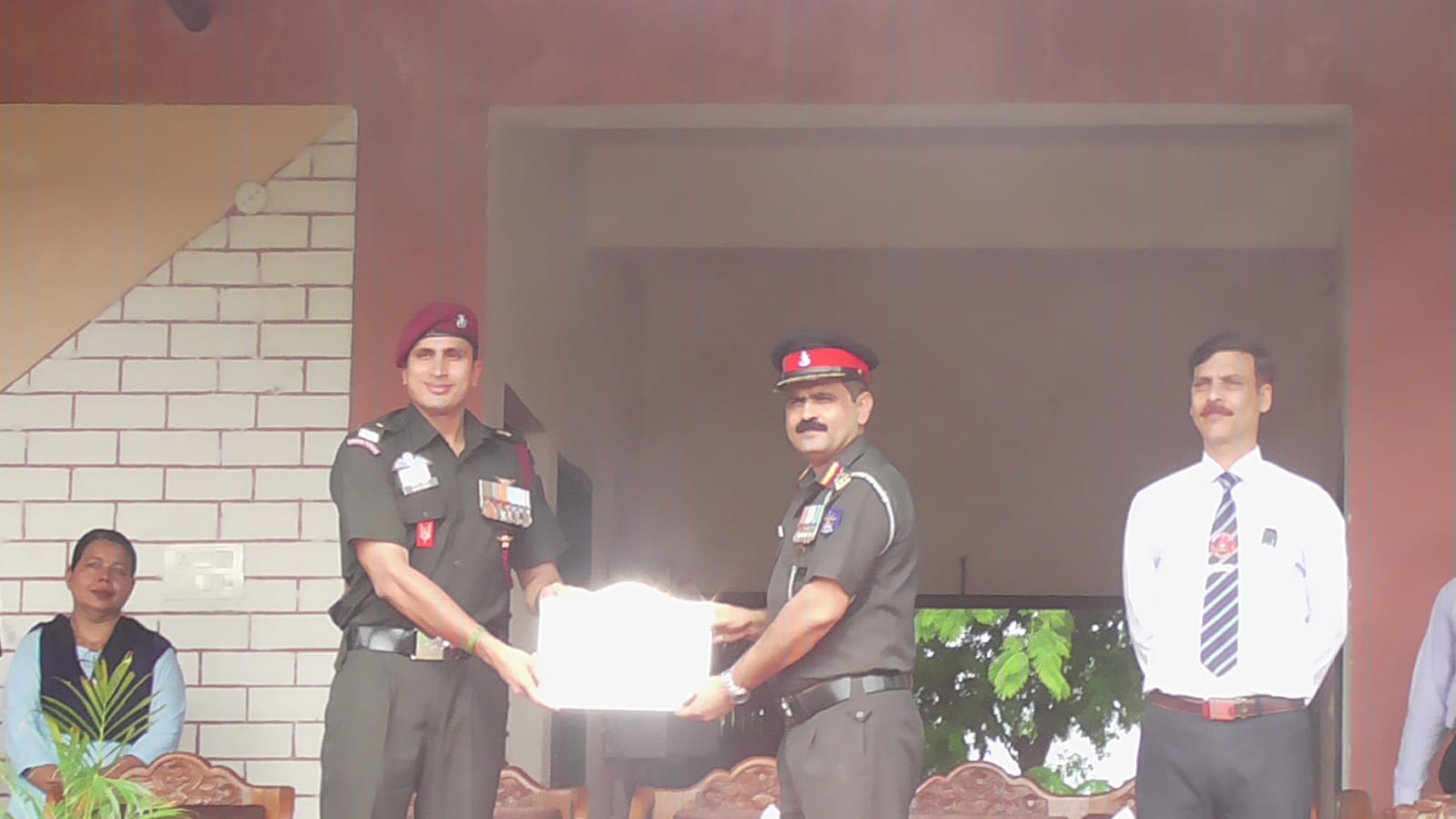 MAJ ASHISH KUMAR, SC PRESENTED TOKAN OF GRATITUDE TO PRINCIPAL